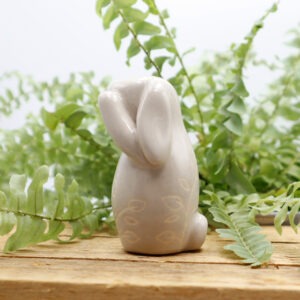 Lapin en céramique qui fait sa toilette Victoria Céramique