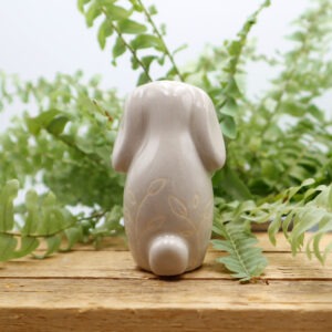 Lapin en céramique qui fait sa toilette Victoria Céramique