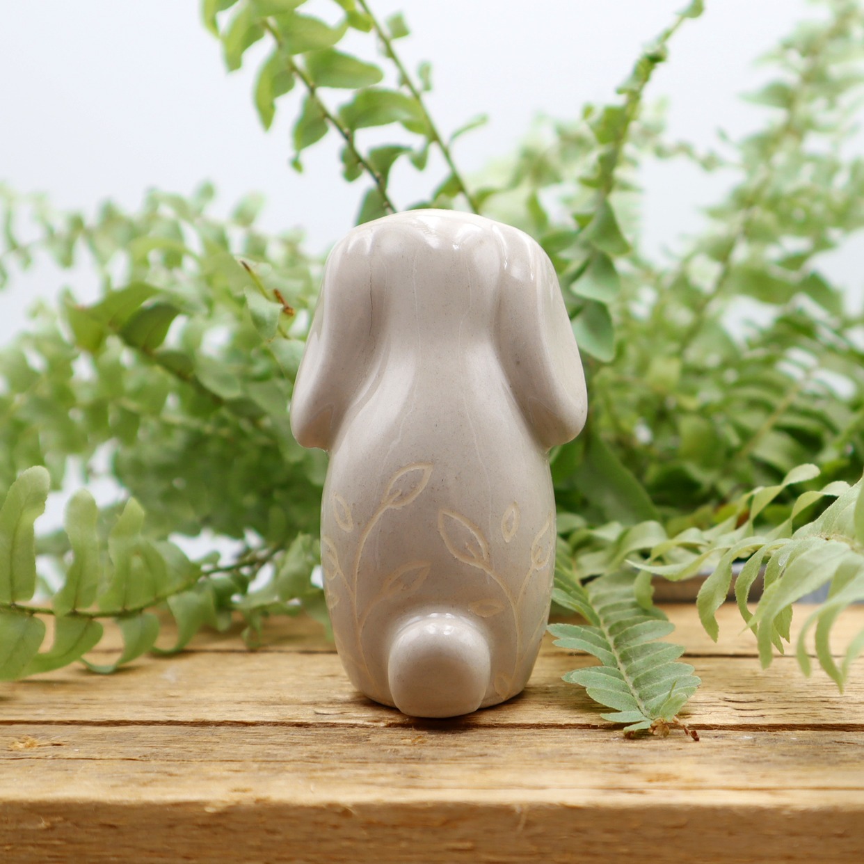 Lapin en céramique qui fait sa toilette Victoria Céramique