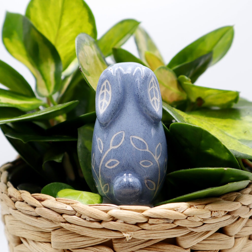 Lapin décoratif bleu cobalt à planter Victoria Céramique