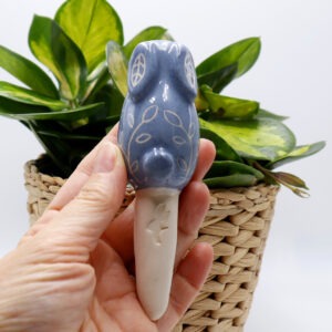 Lapin décoratif bleu cobalt à planter Victoria Céramique