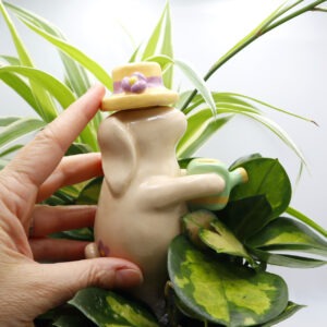 Oya en forme de lapin jardinier Victoria Céramique