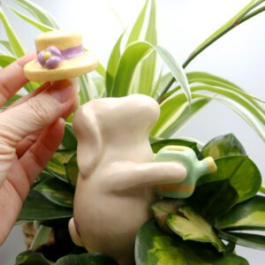 Oya en forme de lapin jardinier Victoria Céramique