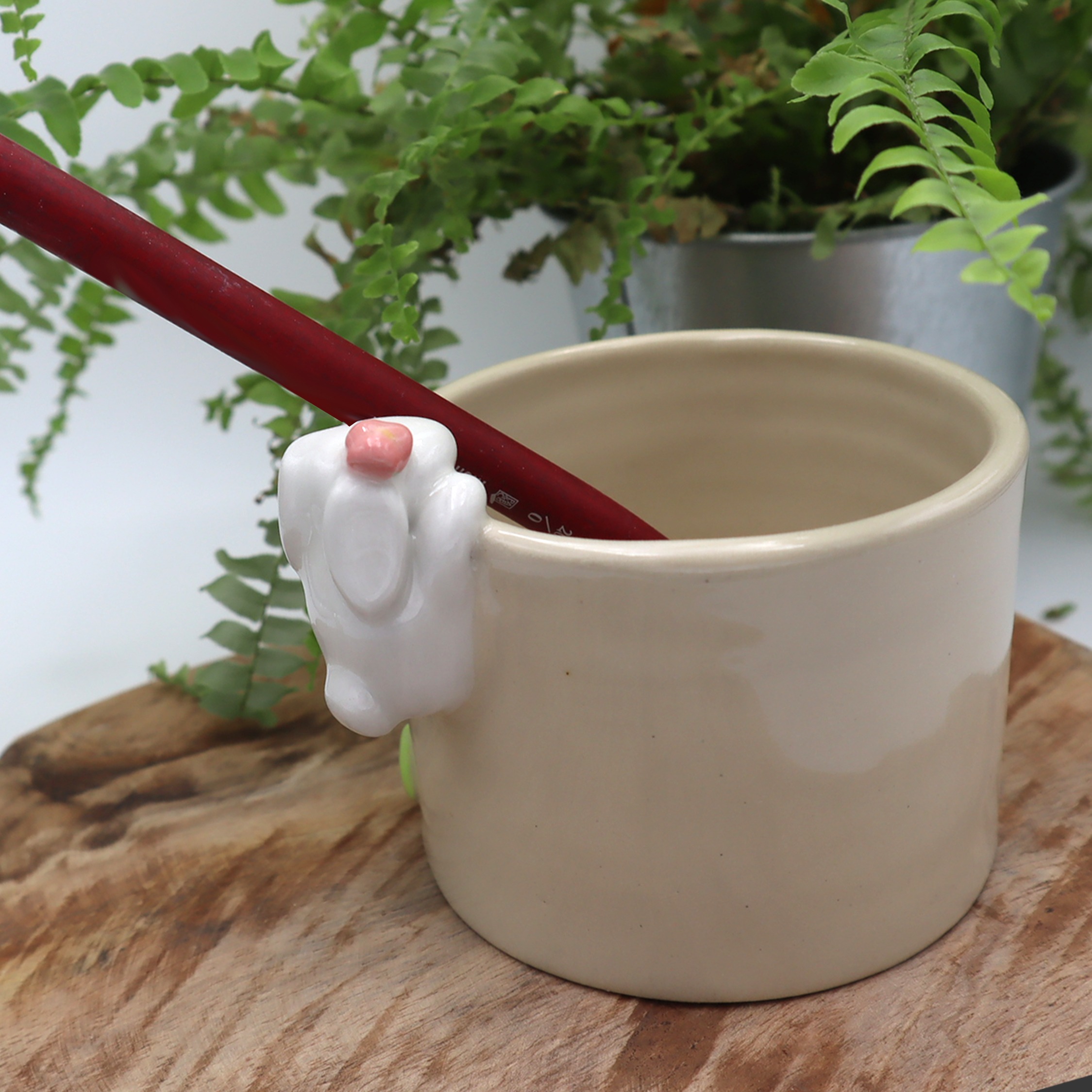 Lave pinceau décoré d'un lapin et de fleurs Victoria Céramique