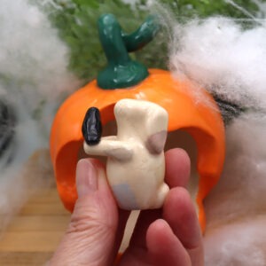 Lapin Frankenstein et sa citrouille Victoria Céramique