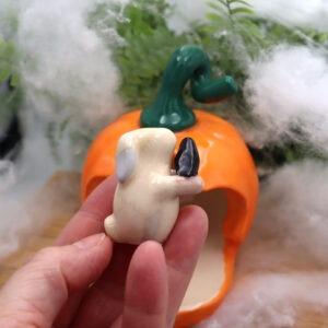 Lapin Frankenstein et sa citrouille Victoria Céramique