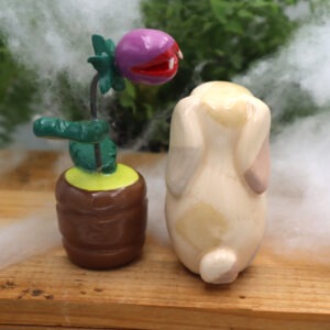 Lapin Frankenstein et sa plante carnivore 6 cm Victoria Céramique