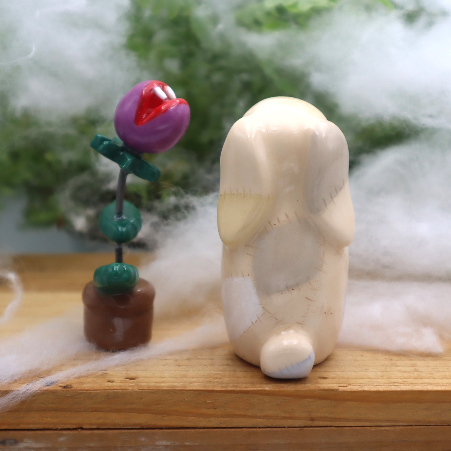 Lapin Frankenstein et sa plante carnivore 6 cm Victoria Céramique