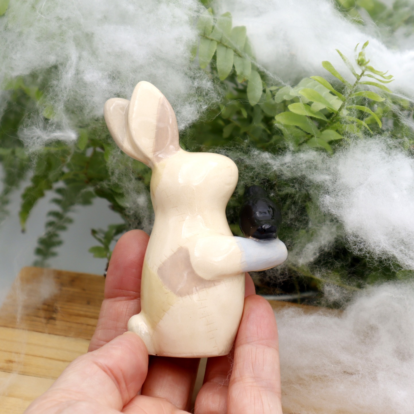 Lapin Frankenstein et son corbeau 6 cm Victoria Céramique
