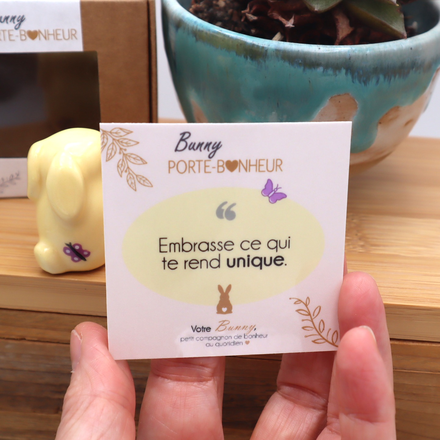 Lapin porte bonheur jaune et violet Victoria Céramique