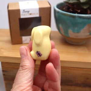 Lapin porte bonheur jaune et violet Victoria Céramique