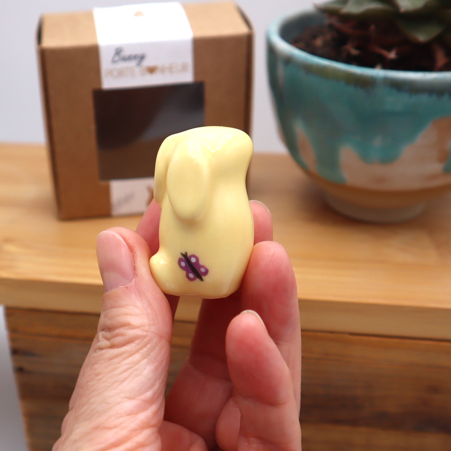 Lapin porte bonheur jaune et violet Victoria Céramique