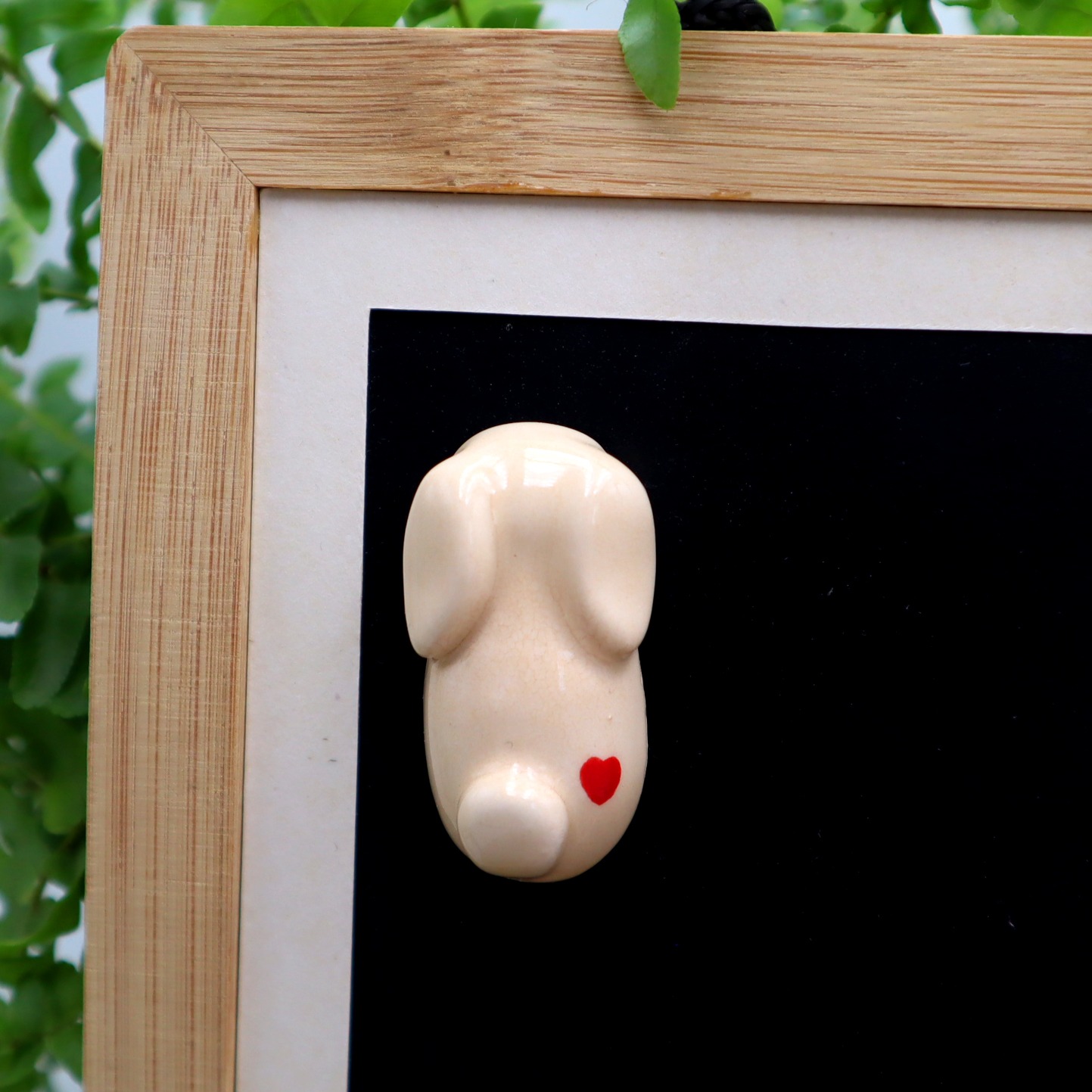 Magnet Bunny beige en forme de lapin avec un cœur Victoria Céramique