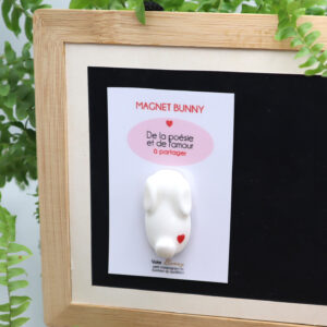 Magnet Bunny blanc en forme de lapin avec un cœur Victoria Céramique