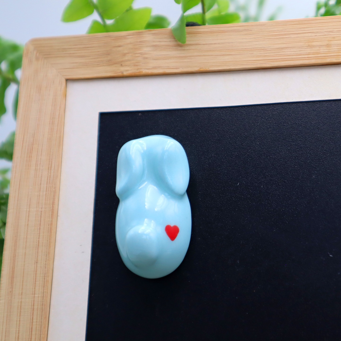 Magnet Bunny bleu en forme de lapin avec un cœur Victoria Céramique