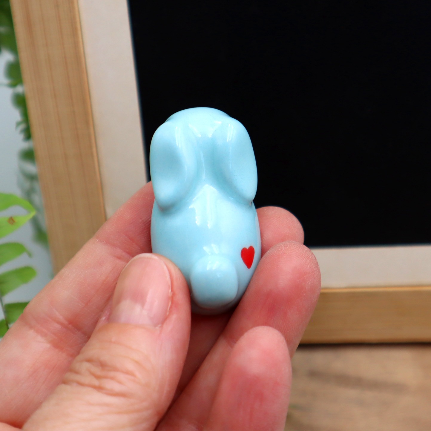 Magnet Bunny bleu en forme de lapin avec un cœur Victoria Céramique