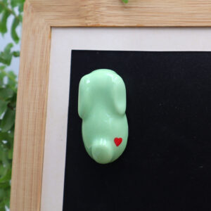 Magnet Bunny vert en forme de lapin avec un cœur Victoria Céramique