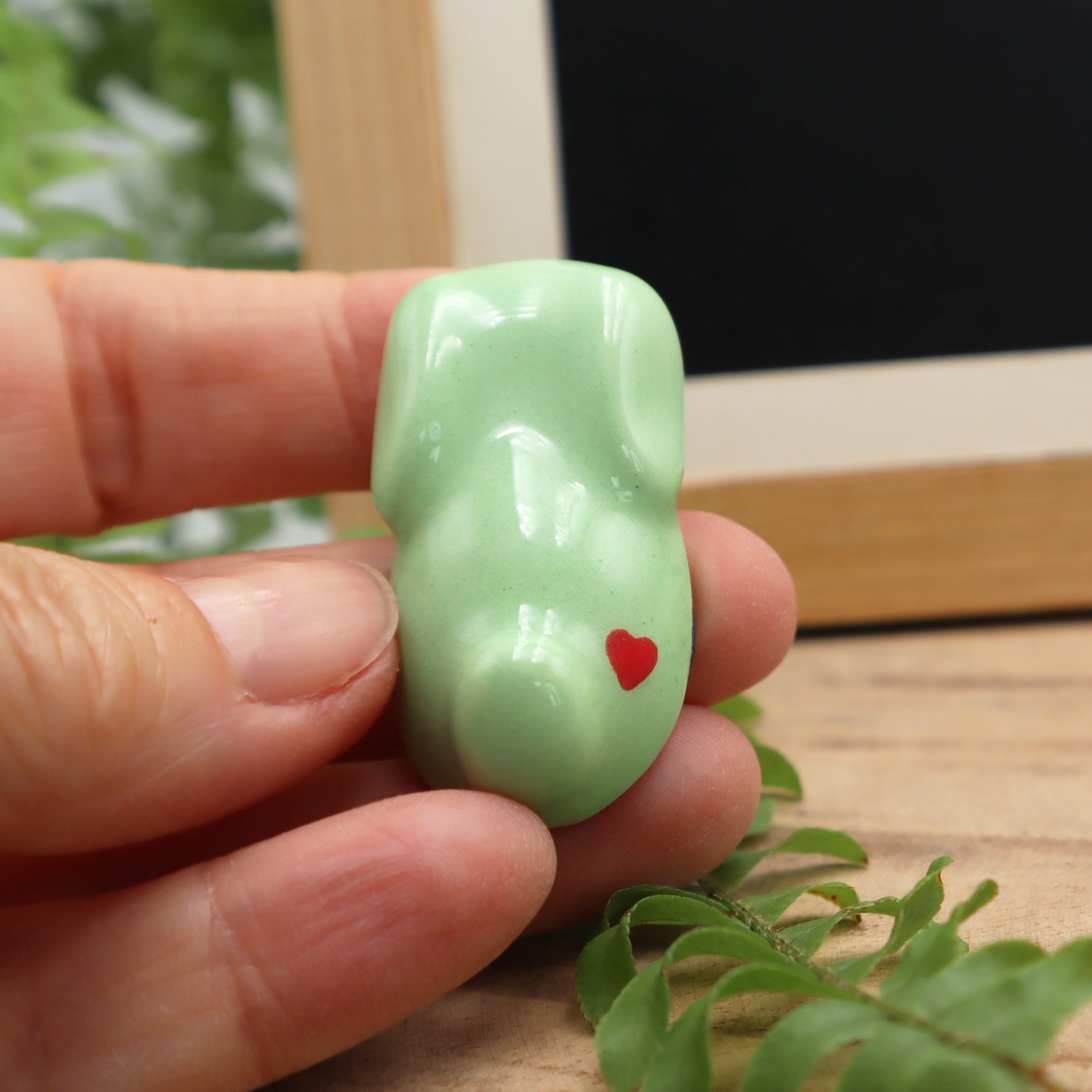Magnet Bunny vert en forme de lapin avec un cœur Victoria Céramique