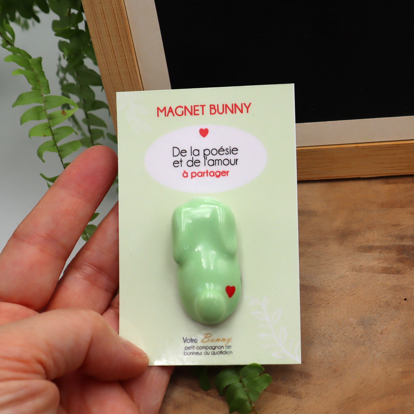 Magnet Bunny vert en forme de lapin avec un cœur Victoria Céramique
