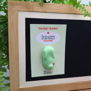 Magnet Bunny vert en forme de lapin avec un cœur Victoria Céramique